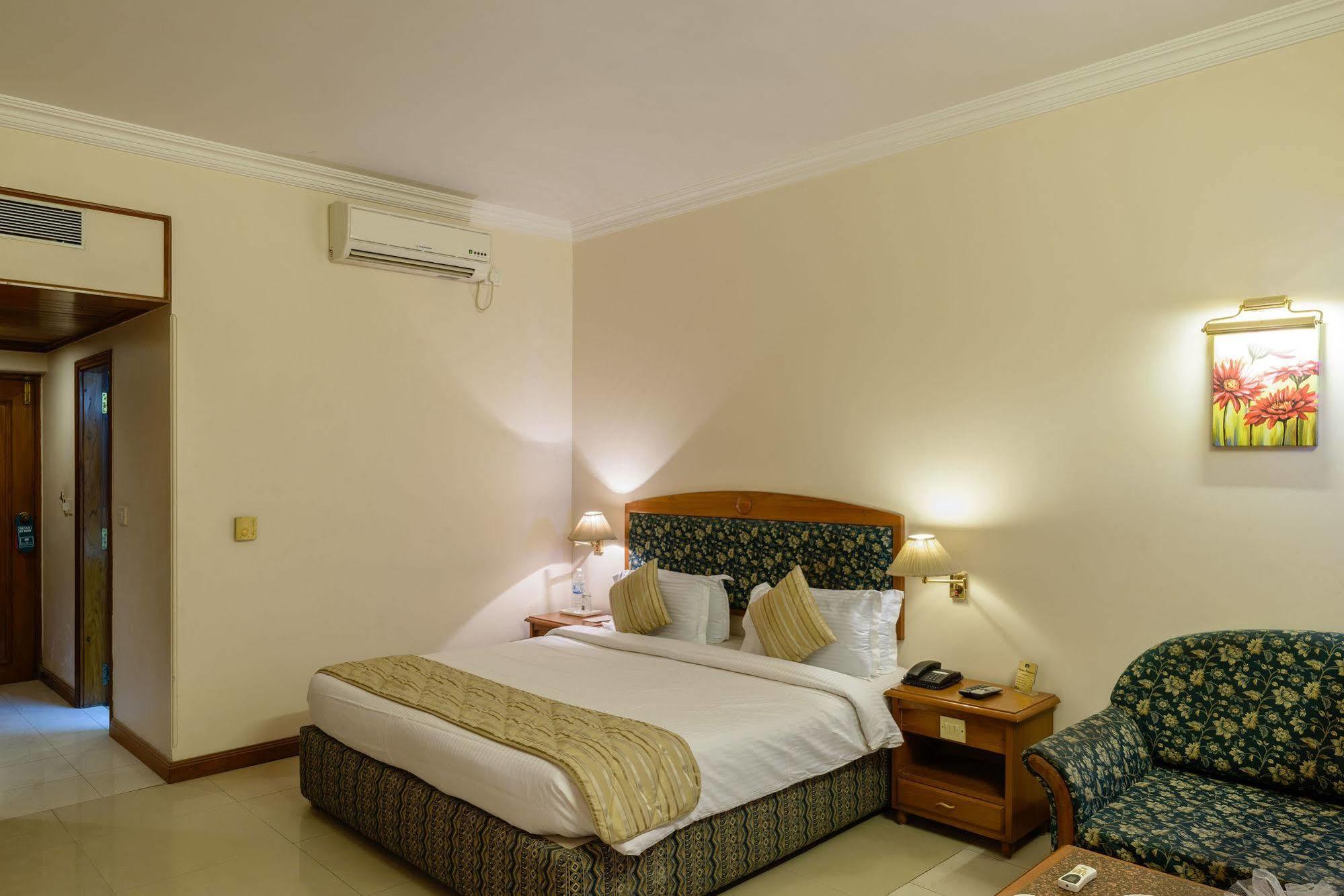 Quality Inn Palms Gandhidham Exterior photo